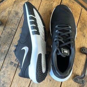 NWOT Mens Nike Training Sneaker